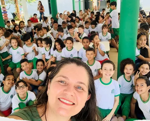 Jaqueline Diel em encontro com crianças